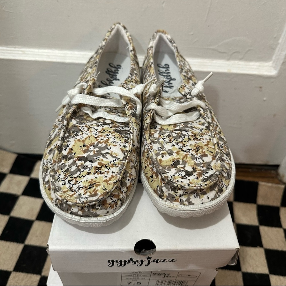 Gypsy Jazz White and Brown Moccasins with Stylish Comfort
